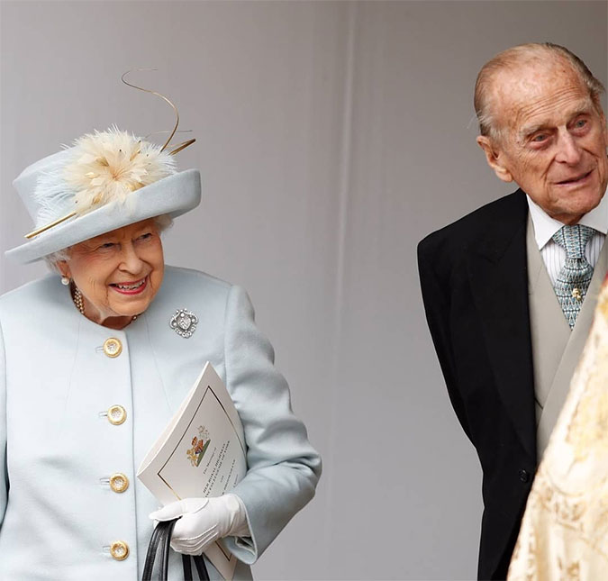 Rainha Elizabeth II desiste de dirigir após seu marido provocar acidente de carro, diz <I>site</I>