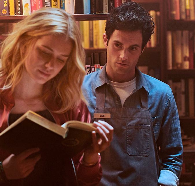 Já assistiu à série Você, da Netflix? Pois saiba que Penn Badgley, o protagonista da trama, detesta o seu personagem, Joe Goldberg: - Ele é um cara muito condenável. Você começa a descobrir seus verdadeiros motivos bem cedo, com oito minutos de série. Ele é um cara que é capaz de perseguir, ele é um cara que é capaz de matar, ele é um cara que é capaz de muita manipulação e abuso. É uma coisa muito interessante, onde você está vendo a trajetória de uma alma, de um homem, e ele é completamente obsessivo e compulsivo e acredita que está operando pela lógica de um verdadeiro romântico. Eu não o vejo como um retrato de uma pessoa real, vejo-o como uma representação de uma parte de nós que se identifica com ele. A parte de nós que é um troll. Aquela parte de nós que é vítima de culpa, a parte de nós que é privilegiada e cega. Estamos destinados a nos identificar com ele. Eu estava fazendo isso no Twitter, muito irônico, disse Badgley em entrevista ao programa TODAY.