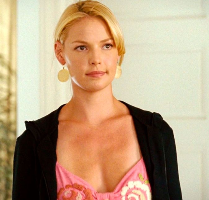 Katherine Heigl interpretou Alison Scott em Ligeiramente Grávidos, filme em que fez par romântico com Seth Rogen. Entretanto, a atriz não gostou muito da experiência: - Era um pouco sexista. O filme pinta as mulheres como megeras, mau-humoradas e tensas, e pinta os homens como caras amáveis, patetas e divertidos. Isso exagerou os personagens, e eu tive dificuldades com isso, em alguns dias. Eu interpretava uma p**a; Por que ela era tão desmancha-prazeres? Por que é assim que eles estavam retratando as mulheres? 98% das vezes foi uma experiência incrível, mas foi difícil para mim amar o filme, confessou, em entrevista à Vanity Fair. Anos depois, Katherine se explicou novamente, já que sua declaração causou polêmica e incomodou o seu colega de elenco, Seth Rogen: - Eu gostei muito do filme. Eu simplesmente não gostei de mim. Ela era tipo, tão preconceituosa e meio tensa e controladora e todas essas coisas e eu realmente fui tudo isso com ela enquanto fazíamos o filme, explicou, em entrevista ao programa de rádio de Howard Stern.