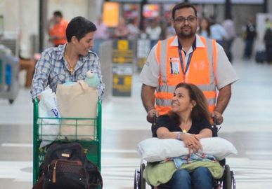 De cadeira de rodas, Claudia Rodrigues chega sorridente ao Rio de Janeiro e interage com fãs, confira fotos!