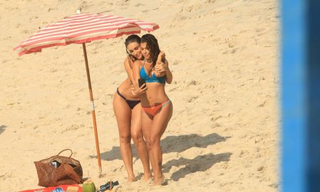 Débora Nascimento mostra o corpão e tira <i>selfies</i> ao gravar novela na praia, confira as fotos!