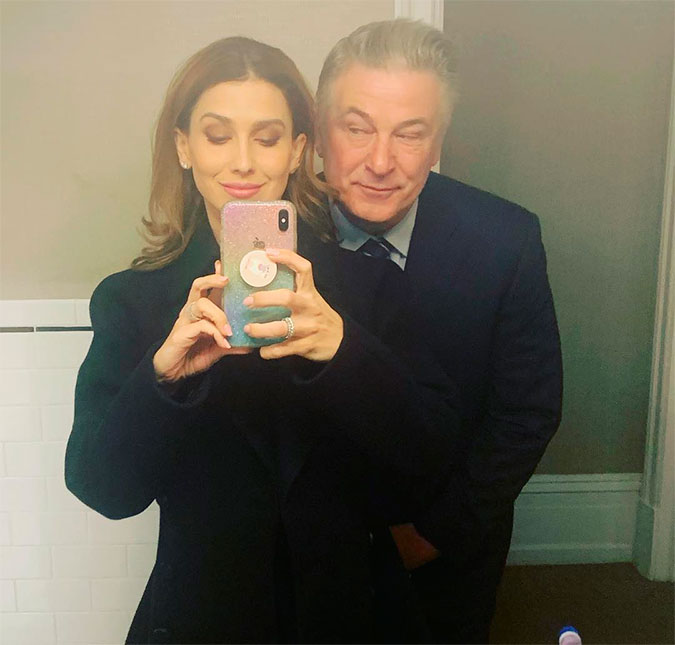 Após indicar que estava <i>provavelmente sofrendo um aborto</i>, esposa de Alec Baldwin rebate críticas na <i>web</i>