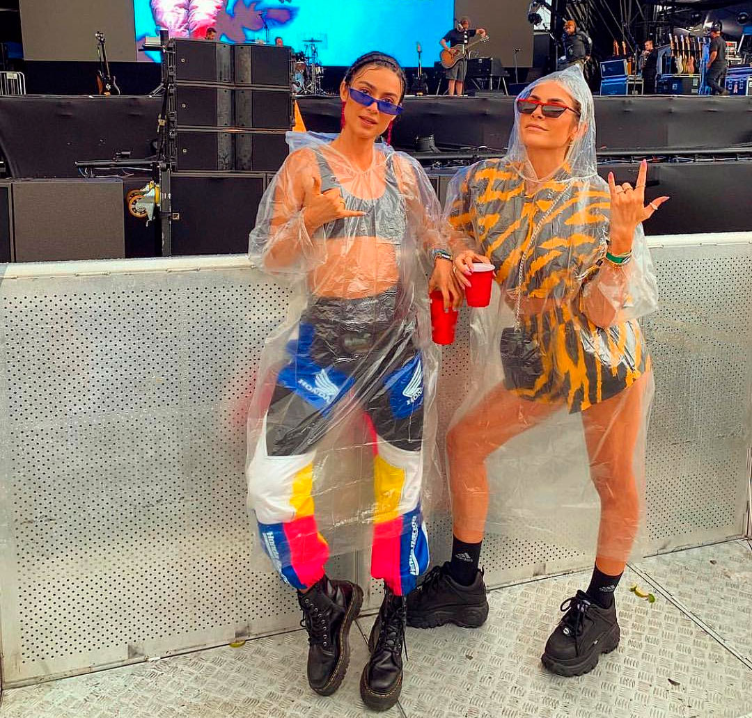 Tênis usado por Julia Faria no <I>Lollapalooza</I> chama atenção e vira <I>meme</I>: <I>Ela tá com Transformers no pé?</I>