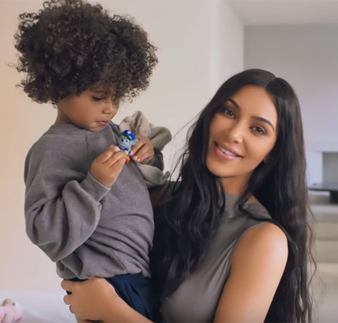 Com a presença de Kanye West e os filhos, Kim Kardashian mostra sua enorme mansão e revela curiosidades de sua vida, assista ao vídeo!