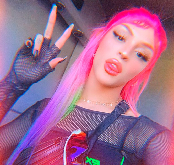 Após beijar diversos homens no <i>Coachella</i>, Pabllo Vittar brinca: <i>Todos têm uma amiga que...</i>