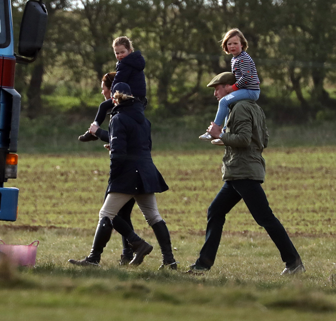 Kate Middleton usa camiseta de 148 reais em passeio no parque com a família