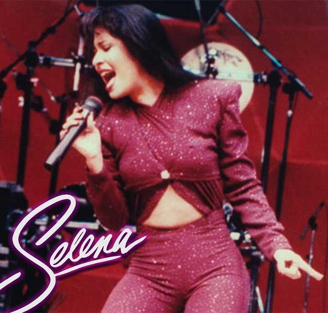 Nascida em 16 de abril de 1971, Selena Quintanilla, cantora norte-americana de origem latina, nos disse adeus de forma trágica no dia 31 de março de 1995. Ela, que foi eleita pela Billboard como a melhor artista latina nos anos 90, tinha 23 anos de idade quando foi assassinada pela sócia e presidente do maior fã-clube da cantora, Yolanda Saldívar, após ser atingida nas costas por um único tiro. A bala perfurou o ombro direito inferior e cortou uma artéria ligada ao coração, o que levou a uma hemorragia e parada cardiorrespiratória. A seguir, confira as mortes do mundo dos famosos que deixaram fãs abalados. Nascida em 16 de abril de 1971, Selena Quintanilla, cantora norte-americana de origem latina, nos disse adeus de forma trágica no dia 31 de março de 1995. Ela, que foi eleita pela Billboard como a melhor artista latina nos anos 90, tinha 23 anos de idade quando foi assassinada pela sócia e presidente do maior fã-clube da cantora, Yolanda Saldívar, após ser atingida nas costas por um único tiro. A bala perfurou o ombro direito inferior e cortou uma artéria ligada ao coração, o que levou a uma hemorragia e parada cardiorrespiratória. A seguir, confira as mortes do mundo dos famosos que deixaram fãs abalados.