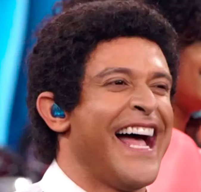 Em estreia no <i>Show dos Famosos</i>, Diogo Nogueira surpreende ao imitar Beto Barbosa, confira!