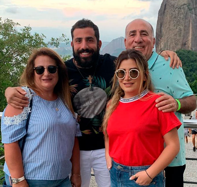 Ao lado da família, Kaysar assiste <i>Orfãos da Terra</i> e emociona internautas