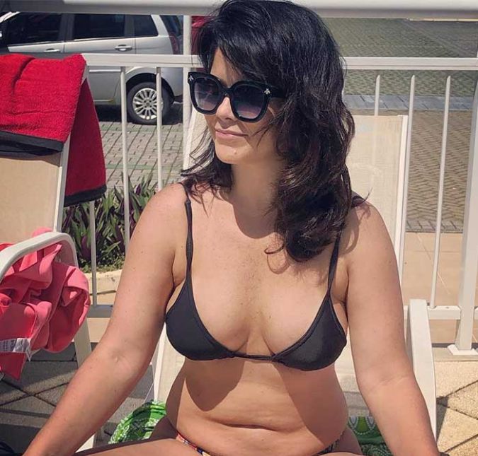 O desabafo que mais tocou as seguidoras de Samara foi sobre sua barriga: A barriga e? proibida. Perseguida. Alvo de artilharia e de armas químicas. A guerra contra a barriga é antes de tudo uma guerra contra o ser mulher. Qualquer que seja sua forma ou tamanho, é na barriga das mulheres que nasce a vida, o riso, a criação. Amar a barriga é transgressor. É um ato revolucionário de cura. Dentro e fora do padrão, somos ensinadas desde cedo a ocuparmos o mínimo possível de espaço. Meu lugar no mundo e? este aqui: pontuado pelo escuro do meu umbigo. Cobrir e esconder o volume que o meu corpo ocupa não reduz meu tamanho no espaço. É o corpo que delimita a parte que me cabe, ínfima e imensurável. A barriga é luminosa.Sou uma mulher mas sou também muitas. A barriga lembra. Trespassada pelo plexo solar, ela catalisa o poder pessoal, a consciência visceral. Dela vem uma força ancestral de movimento e de vitalidade pura, selvagem. A barriga é inteligente e também sensível. A barriga quer ser amada. É na barriga que a intuição me agarra, que o friozinho do desejo verdadeiro me estremece. É dentro dela que aquilo que me nutre borbulha lentamente para alimentar minhas criações. A barriga é uma usina de transformação. Um portal entre o imaterial e o material. Mais do que permitida, a partir deste momento eu declaro que a barriga é sagrada. A barriga é revolucionária. O desabafo que mais tocou as seguidoras de Samara foi sobre sua barriga: A barriga e? proibida. Perseguida. Alvo de artilharia e de armas químicas. A guerra contra a barriga é antes de tudo uma guerra contra o ser mulher. Qualquer que seja sua forma ou tamanho, é na barriga das mulheres que nasce a vida, o riso, a criação. Amar a barriga é transgressor. É um ato revolucionário de cura. Dentro e fora do padrão, somos ensinadas desde cedo a ocuparmos o mínimo possível de espaço. Meu lugar no mundo e? este aqui: pontuado pelo escuro do meu umbigo. Cobrir e esconder o volume que o meu corpo ocupa não reduz meu tamanho no espaço. É o corpo que delimita a parte que me cabe, ínfima e imensurável. A barriga é luminosa.Sou uma mulher mas sou também muitas. A barriga lembra. Trespassada pelo plexo solar, ela catalisa o poder pessoal, a consciência visceral. Dela vem uma força ancestral de movimento e de vitalidade pura, selvagem. A barriga é inteligente e também sensível. A barriga quer ser amada. É na barriga que a intuição me agarra, que o friozinho do desejo verdadeiro me estremece. É dentro dela que aquilo que me nutre borbulha lentamente para alimentar minhas criações. A barriga é uma usina de transformação. Um portal entre o imaterial e o material. Mais do que permitida, a partir deste momento eu declaro que a barriga é sagrada. A barriga é revolucionária.