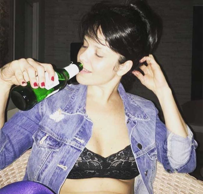 Posando plena, ela legendou outro clique que ganhou milhares de curtidas: Venho acompanhando com orgulho muitos movimentos femininos/feministas em prol da libertação da mulher. Um deles é a cultura do corpo perfeito. Comecei na TV aos 18 anos, a vida TODA lutei contra a balança, tomei remédios, tive efeito sanfona, fiz todas as dietas, entrei e saí de academia, sofria quando minha imagem na TV parecia fora do padrão, quando um diretor me pedia para emagrecer sem qualquer propósito, apenas para ficar melhor no vídeo. Sofri quando aos 15 anos fui rejeitada de uma agência de modelos por ter o quadril largo demais. E olha que eu nunca fui gorda, mas ja me achei enorme diversas vezes e sofria com isso. Fiz lipo em lugares do meu corpo que odiava ( aos 26 anos) Hoje olha pra trás e não me culpo, não me julgo. Fui apenas vítima das capas de revistas, da pressão da mídia, da obrigação de estar sempre linda, leia - a magra! Hoje vejo @carolinie_figueiredo@mbottan @naosouexposicao@ellorahaonne @pretararaoficial@theashleygraham@marianaxavieroficial. Enfim... faria aqui (ainda bem) uma lista maravilhosa e imensa de mulheres que nos mostram a realidade, que nos ensinam, que nos ajudam a tirar esse maldito peso e fazer com que deixemos de nos odiar, de odiar o nosso corpo. Você é linda! Na cultura que vivemos, nós mulheres crescemos com o fardo de ter que agradar o homem, que se ele não achar bonito, gostoso, agradável, você é uma merda! Chega né? Hoje aos 39 anos, mãe de duas meninas (fico feliz que meninas tem acesso a esse empoderamento muito mais cedo hoje) me sinto tão livre! Eu gosto de fazer exercício e comer bem, me sinto disposta. Tenho fases mais intensas e outras menos, mais não se torna mais uma tortura. Não vou mentir, ainda tem coisas que me incomodam mas como eu disse no texto do meu aniversário, amo minha EU de hoje mas ela ainda tá desaprendendo e desconstruindo e aprendendo a amar essa minha barriguinha linda da foto. E a tomar minha cervejinha sem culpa, porque AMO tomar minha cerveja com meus amigos, e eu posso parar de tomar por intolerância mas não vou parar pra ser magra. Posando plena, ela legendou outro clique que ganhou milhares de curtidas: Venho acompanhando com orgulho muitos movimentos femininos/feministas em prol da libertação da mulher. Um deles é a cultura do corpo perfeito. Comecei na TV aos 18 anos, a vida TODA lutei contra a balança, tomei remédios, tive efeito sanfona, fiz todas as dietas, entrei e saí de academia, sofria quando minha imagem na TV parecia fora do padrão, quando um diretor me pedia para emagrecer sem qualquer propósito, apenas para ficar melhor no vídeo. Sofri quando aos 15 anos fui rejeitada de uma agência de modelos por ter o quadril largo demais. E olha que eu nunca fui gorda, mas ja me achei enorme diversas vezes e sofria com isso. Fiz lipo em lugares do meu corpo que odiava ( aos 26 anos) Hoje olha pra trás e não me culpo, não me julgo. Fui apenas vítima das capas de revistas, da pressão da mídia, da obrigação de estar sempre linda, leia - a magra! Hoje vejo @carolinie_figueiredo@mbottan @naosouexposicao@ellorahaonne @pretararaoficial@theashleygraham@marianaxavieroficial. Enfim... faria aqui (ainda bem) uma lista maravilhosa e imensa de mulheres que nos mostram a realidade, que nos ensinam, que nos ajudam a tirar esse maldito peso e fazer com que deixemos de nos odiar, de odiar o nosso corpo. Você é linda! Na cultura que vivemos, nós mulheres crescemos com o fardo de ter que agradar o homem, que se ele não achar bonito, gostoso, agradável, você é uma merda! Chega né? Hoje aos 39 anos, mãe de duas meninas (fico feliz que meninas tem acesso a esse empoderamento muito mais cedo hoje) me sinto tão livre! Eu gosto de fazer exercício e comer bem, me sinto disposta. Tenho fases mais intensas e outras menos, mais não se torna mais uma tortura. Não vou mentir, ainda tem coisas que me incomodam mas como eu disse no texto do meu aniversário, amo minha EU de hoje mas ela ainda tá desaprendendo e desconstruindo e aprendendo a amar essa minha barriguinha linda da foto. E a tomar minha cervejinha sem culpa, porque AMO tomar minha cerveja com meus amigos, e eu posso parar de tomar por intolerância mas não vou parar pra ser magra.