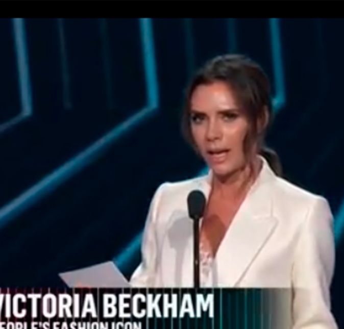 Victoria é tão influente no mundo da moda que foi convidada para inaugurar a categoria Ícone Fashioninsta na premiação People's Choice Awards. Que responsa, né?