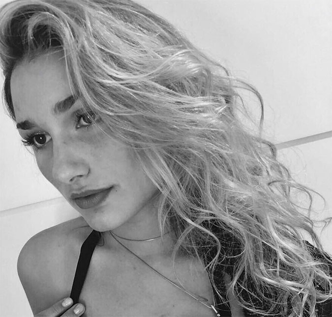 Após ser contratada como modelo, Sasha Meneghel ganha elogios de diretor de agência, que afirma: <i>- Ela não é nada tímida</i>