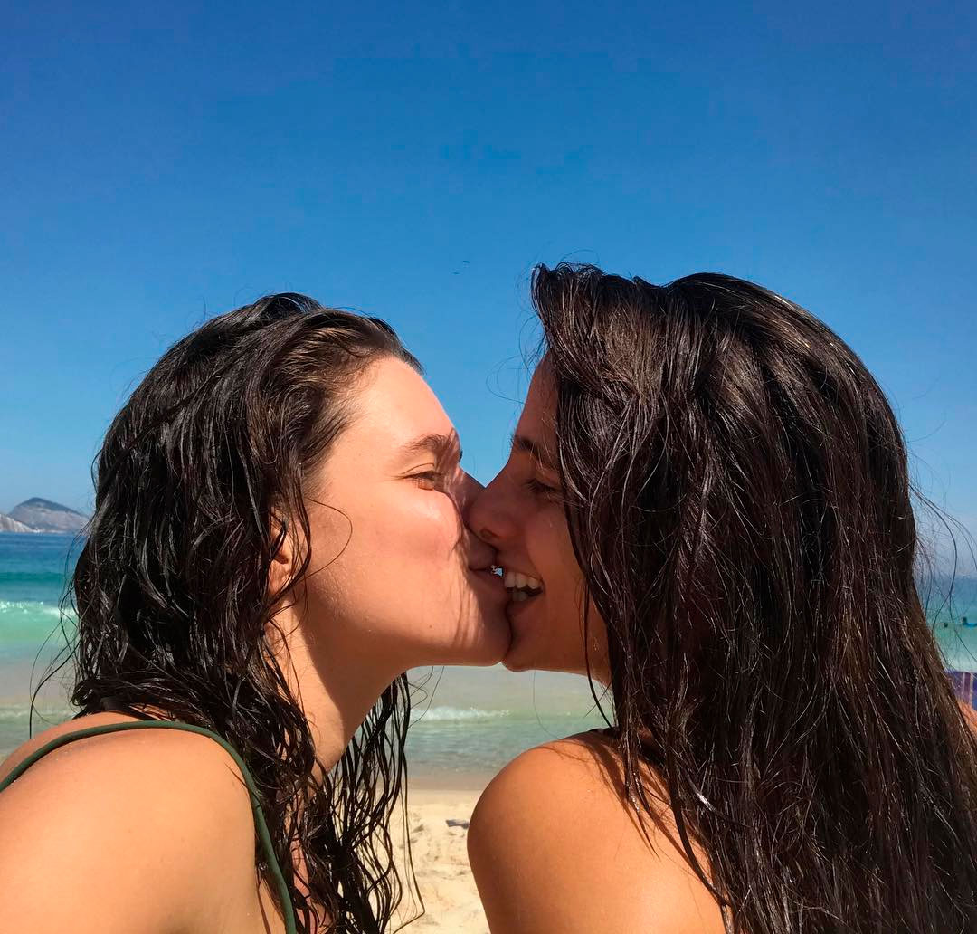 Namorada de Bruna Linzmeyer posta clique beijando a atriz e é elogiada na <I>web</I>