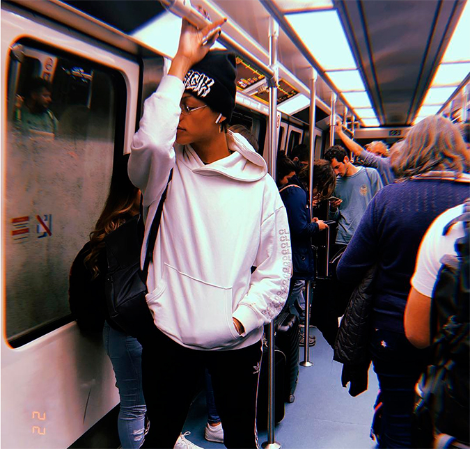 Pabllo Vittar usa metrô na Espanha e fã questiona: <i>Por que não em São Paulo?</i>