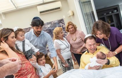 Silvio Santos aparece todo babão pelo neto durante circuncisão do pequeno; veja fotos!