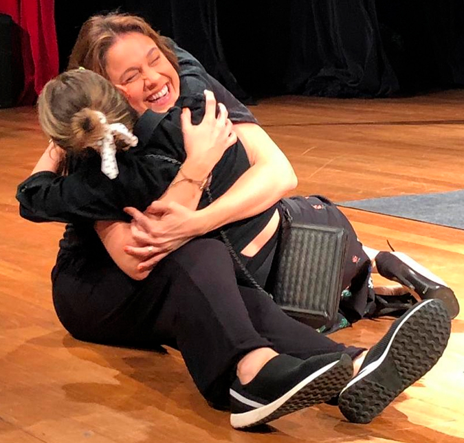 Fernanda Gentil é surpreendida por Sandy em apresentação e tem a melhor reação possível, vem conferir!