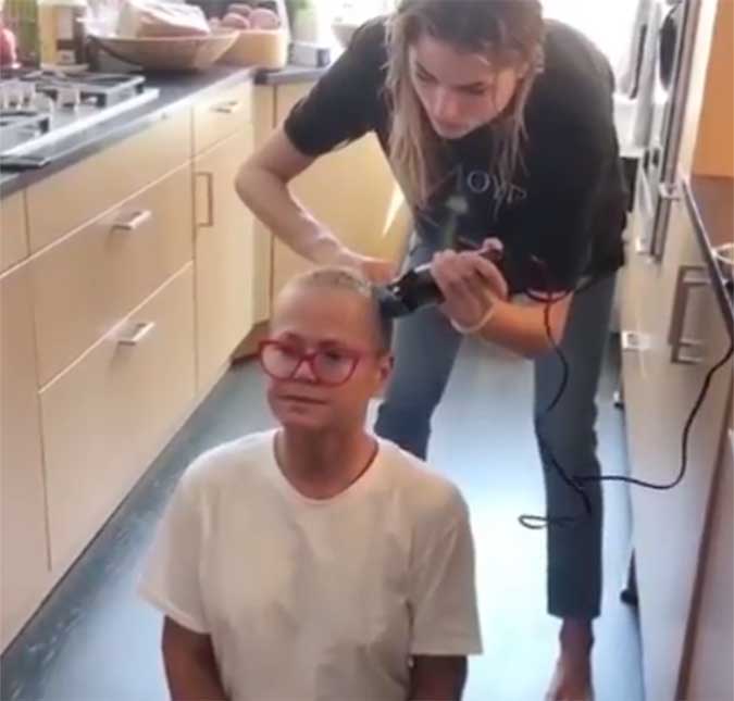Em vídeo, Xuxa Meneghel mostra Sasha raspando seu cabelo pela primeira vez
