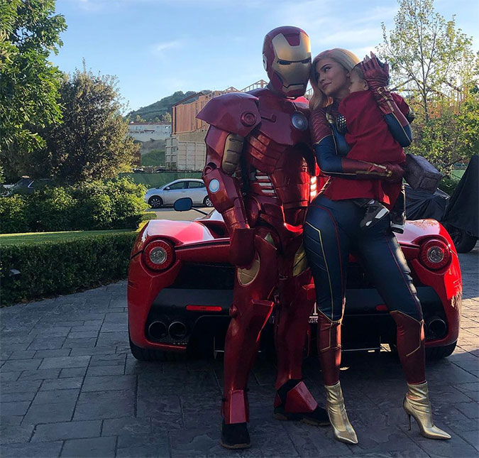 Kylie Jenner se veste como Capitã Marvel, Travis Scott vira o Homem de Ferro e a pequena Stormi se transforma no Thor, confira fotos!