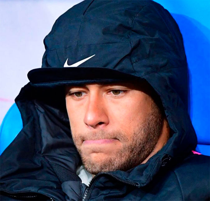 Após derrota do <I>PSG</I>, Neymar dá soco em fã que o provoca na arquibancada: <I>Ninguém tem sangue de barata</I>