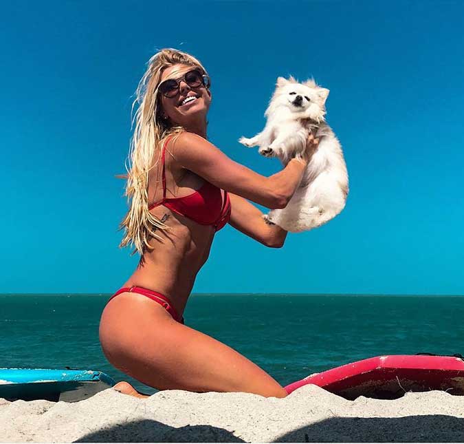 Caroline Bittencourt teria pulado no mar para salvar cachorrinha