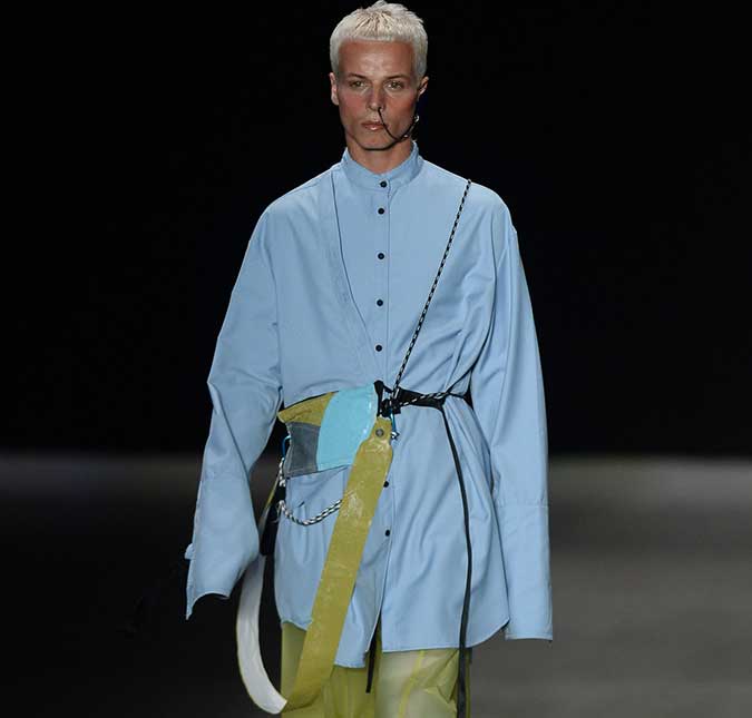 Marca Ocksa pede desculpas por continuar desfile após modelo passar mal: <i>Jamais poderíamos imaginar</i>