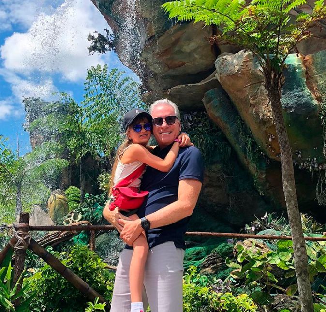 Rafinha pode ser apenas uma criança, ma ela já realizou diversas viagens internacionais ao lado do pai! Na foto acima, os dois aparecem no parque Animal Kingdom, no complexo da Disney em Miami, nos Estados Unidos.
