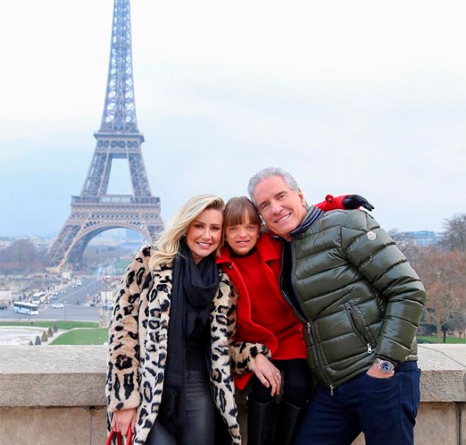 Em outro momento, Rafinha acompanhou o pai Roberto Justus e a madrasta, Ana Paula Siebert, em uma viagem para a França! Com a Torre Eiffel ao fundo, os três sorriram ao curtir o friozinho da Europa, e o empresário escreveu na legenda da foto: Lugar mágico com a nossa Rafinha no finalzinho das férias... Fofos!