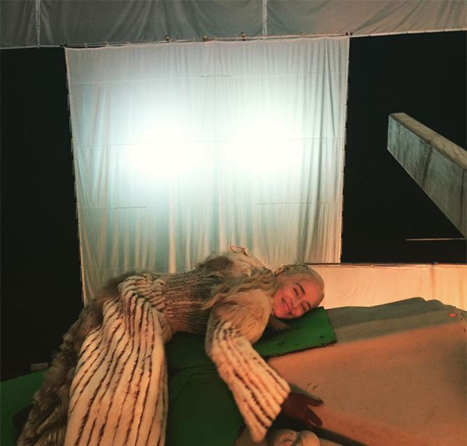 E falando na série, ela ainda mostrou um divertido momento de bastidores, em que gravava uma cena justamente quando voava em cima de um de seus dragões! O amor de mãe é real mesmo, né?