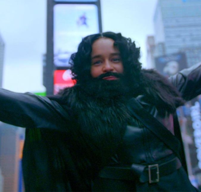 Teve a vez que ela se vestiu como o próprio Jon Snow e saiu andando desse jeitinho pelas ruas de Nova York! Será que alguém reconheceu a atriz?!