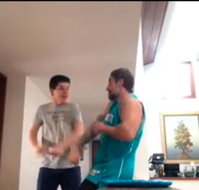 Marcos Mion também divertiu a internet ao publicar um vídeo dançando com Romeo - e, na legenda, mostrou seu orgulho por ter uma família autista: Meu tipo de feriado perfeito. Sim, a gente dança engraçado. Sim, a gente pula. Sim, a gente faz ÁU imitando o Michael Jackson. Sim, somos felizes. E bota feliz nisso! Aí eu lembro de tantas pessoas consideradas “normais” que não chegam ao dedo do pé desta felicidade. Somos uma família autista com muito orgulho e honra. Ele também disse estar feliz pelo filho, que é adolescente, não ter vergonha de dançar com o pai: Mas não é o autista que tem problemas para se relacionar? A grande maioria de crianças da idade do Romeo, os “normais”, teriam vergonha de se relacionar e dançar assim com o pai. Que benção poder viver com um serzinho que não poderia ligar menos para convenções sociais ou o que os outros vão pensar... eu quero dançar, danço! Eu quero pular, pulo. Eu quero fazer ÁU, faço. Afinal uma das lições que aprendi com meu filho autista é faça o que seu coração manda. Não se preocupe em ter que se encaixar onde outras pessoas, que não tem ideia de quem você é, acham que é o aceitável, o correto. O certo. No caso dele, realmente ele não registra que alguém pode pensar alguma coisa sobre a vida do outro. Julgar? Ele não sabe nem o que é! Não é o máximo isso? A atenção está toda no que ele tá sentindo! Não é evolução na sua forma mais linda?