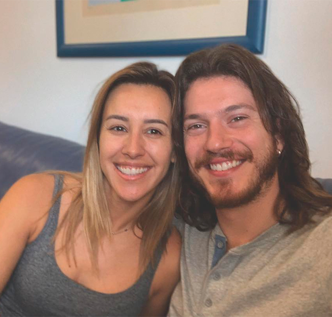 Cris Dias posta foto com a mão na barriga e aumentam suspeitas de gravidez