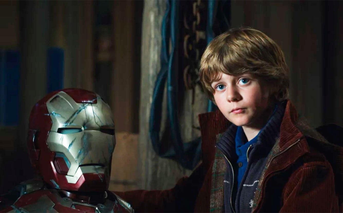 E quem é o menino no velório de Tony Stark?