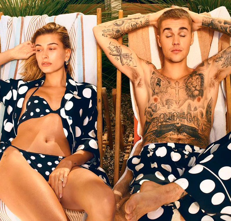 Kendall Jenner faz carinho na barriga de Hailey Bieber e fãs suspeitam de gravidez