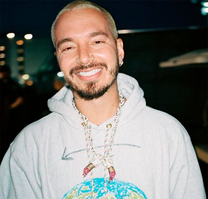 Quem também se tornou conhecido pelo público brasileiro depois de fazer um feat com Anitta foi J Balvin! A brasileira é superamiga do colombiano e os dois já colaboraram juntos em várias músicas, como Bola Rebola, Downtown e Machika. Ele também caiu no gosto dos estadunidenses, e já colaborou com nomes como Selena Gomez e Cardi B. Tá podendo, hein?