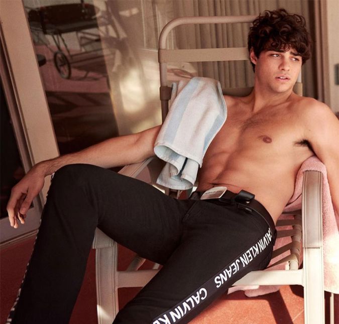 Garoto-propaganda da Calvin Klein, vez ou outra ele aparece desse jeitinho, revelando o corpão!