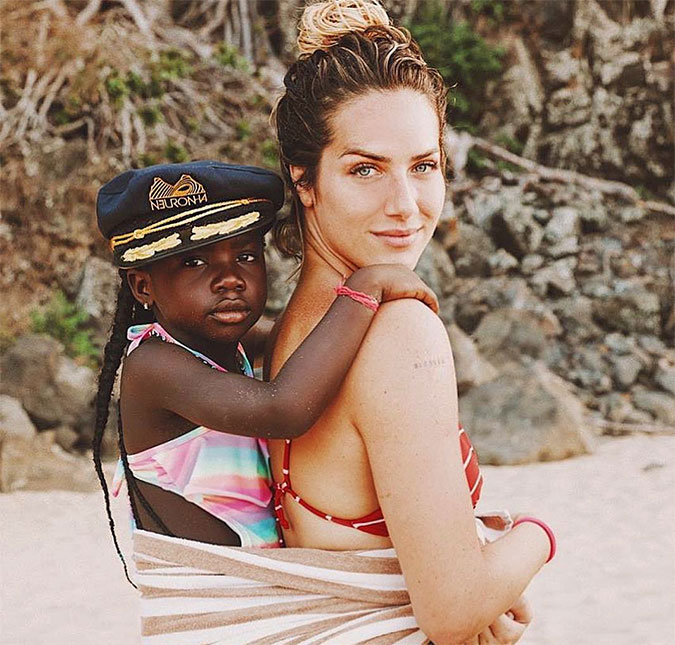 Giovanna Ewbank se emociona ao falar sobre pergunta de Titi: <I>De que barriga que eu nasci?</I>