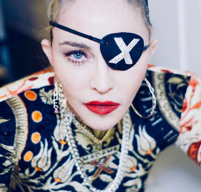 Madonna pede opinião das filhas para um figurino