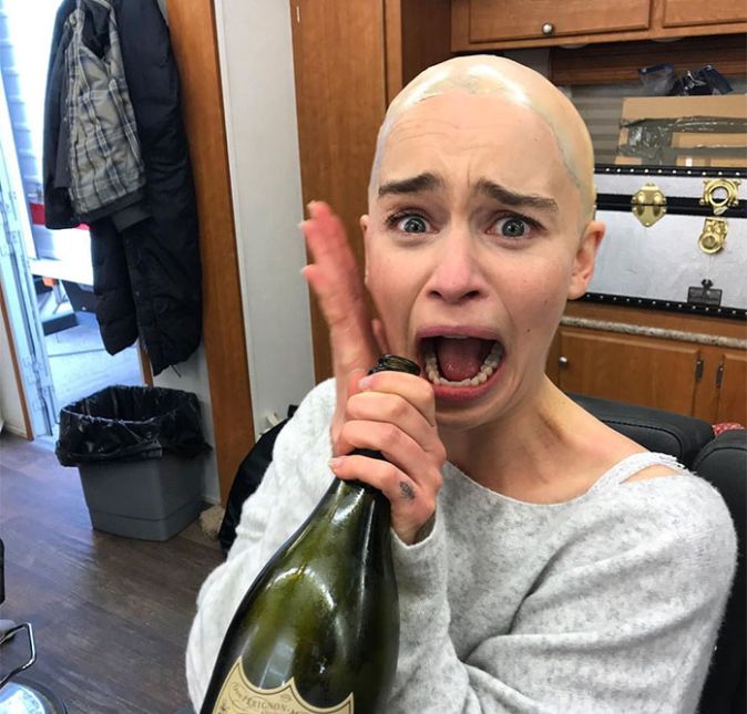 Enquanto a Mãe dos Dragões é séria, a atriz sempre prova que é super divertida! Emilia se demonstrou chocada com o quinto episódio da oitava e última temporada da série e postou um clique em que aparece desse jeitinho, aterrorizada e sem cabelo! Ainda com uma garrafa de bebida alcoólica na mão, a atriz fez a seguinte piada em seu Instagram: Isso é o que aconteceu para não só gravar o episódio cinco... mas também ao assisti-lo!