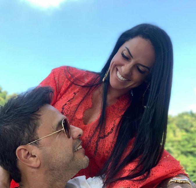 Já Zezé foi mais direto e criticou explicitamente o fato do programa Hora do Faro e sua ex-mulher relembrarem as traições que aconteceram durante o casamento! Após uma fã reclamar das falas de Zilu, o cantor concordou ao dizer: Já tem dez anos isso e eles repetem a mesma história. É triste viu... Já Zezé foi mais direto e criticou explicitamente o fato do programa Hora do Faro e sua ex-mulher relembrarem as traições que aconteceram durante o casamento! Após uma fã reclamar das falas de Zilu, o cantor concordou ao dizer: Já tem dez anos isso e eles repetem a mesma história. É triste viu...