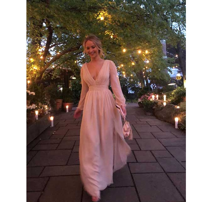 Jennifer Lawrence celebra noivado com vestido de mais de nove mil reais, veja a foto!