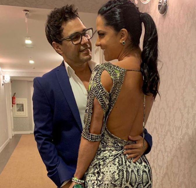 Depois da entrevista de Zilu para Rodrigo Faro, a atual do cantor, é claro, não deixou a polêmica passar batido e em suas redes sociais mandou uma suposta indireta: Cada lado tem sua razão, escreveu ela em seu Instagram Stories. Depois, a morena publicou uma foto em que aparece coladinha com Zezé e declarou na legenda: Queríamos estar plenos assim, mas a realidade é que estamos quase 24 horas sem dormir, pegando estrada e aeroporto. Mas tá tudo certo, nossa união nos fortalece cada dia mais. Depois da entrevista de Zilu para Rodrigo Faro, a atual do cantor, é claro, não deixou a polêmica passar batido e em suas redes sociais mandou uma suposta indireta: Cada lado tem sua razão, escreveu ela em seu Instagram Stories. Depois, a morena publicou uma foto em que aparece coladinha com Zezé e declarou na legenda: Queríamos estar plenos assim, mas a realidade é que estamos quase 24 horas sem dormir, pegando estrada e aeroporto. Mas tá tudo certo, nossa união nos fortalece cada dia mais.