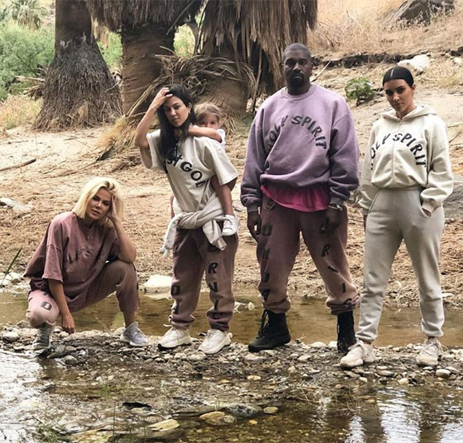 Família Kardashian causa polêmica ao divulgar linha de roupas religiosa de Kanye West