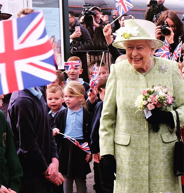 Rainha Elizabeth II está procurando profissional para cuidar de suas redes sociais - e o salário é ótimo