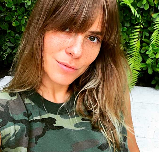 Carolina Dieckmann corta a franja sozinha e recebe chuva de elogios