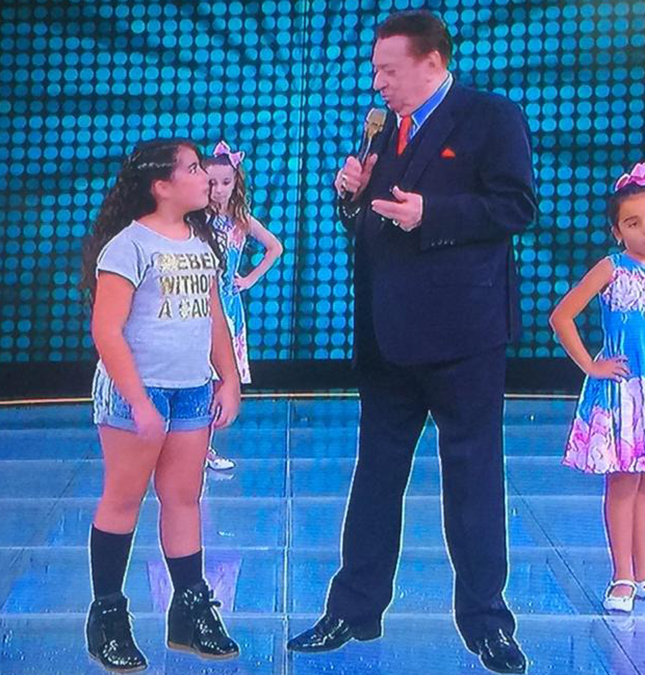 Após quase um mês da morte de Yasmin Gabrielle, Raul Gil recebe irmã da ex-assistente de palco em seu programa e emociona