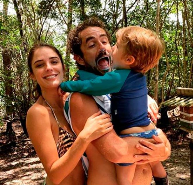 Rafa Brites abraçou Felipe Andreoli, que abraçou Rocco, e os três ficara assim: grudadinhos nesta foto em família! Rafa Brites abraçou Felipe Andreoli, que abraçou Rocco, e os três ficara assim: grudadinhos nesta foto em família!