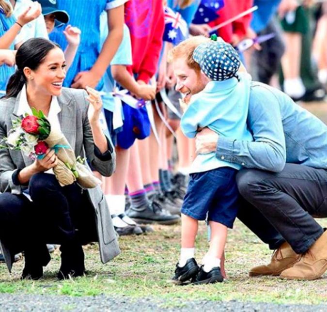 Que abraço inesperado! Meghan Markle apareceu só admirando o príncipe Harry ganhando um abraço de uma criança. Que foto! Que abraço inesperado! Meghan Markle apareceu só admirando o príncipe Harry ganhando um abraço de uma criança. Que foto!