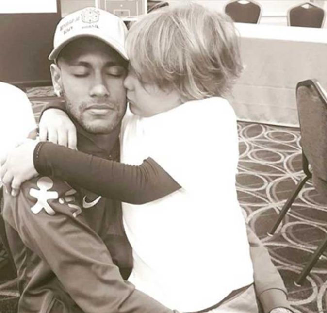 Neymar Jr. também já protagonizou um momento para lá de fofo, quando foi clicado de olhos fechados enquanto recebia um abraço e beijo do filho, Davi Lucca. Neymar Jr. também já protagonizou um momento para lá de fofo, quando foi clicado de olhos fechados enquanto recebia um abraço e beijo do filho, Davi Lucca.