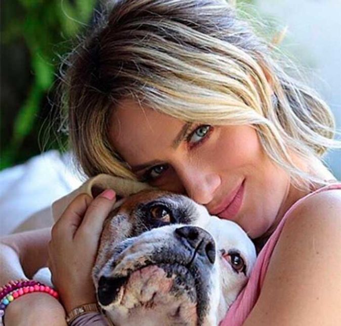 Abraço com o pet também vale, né? Giovanna Ewbank já posou assim, agarradinha, com seu cachorrinho. Abraço com o pet também vale, né? Giovanna Ewbank já posou assim, agarradinha, com seu cachorrinho.